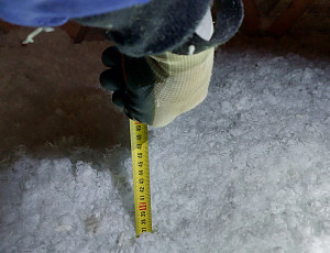 Zateplení novostavby s valbovou střechou pomocí foukané izolace